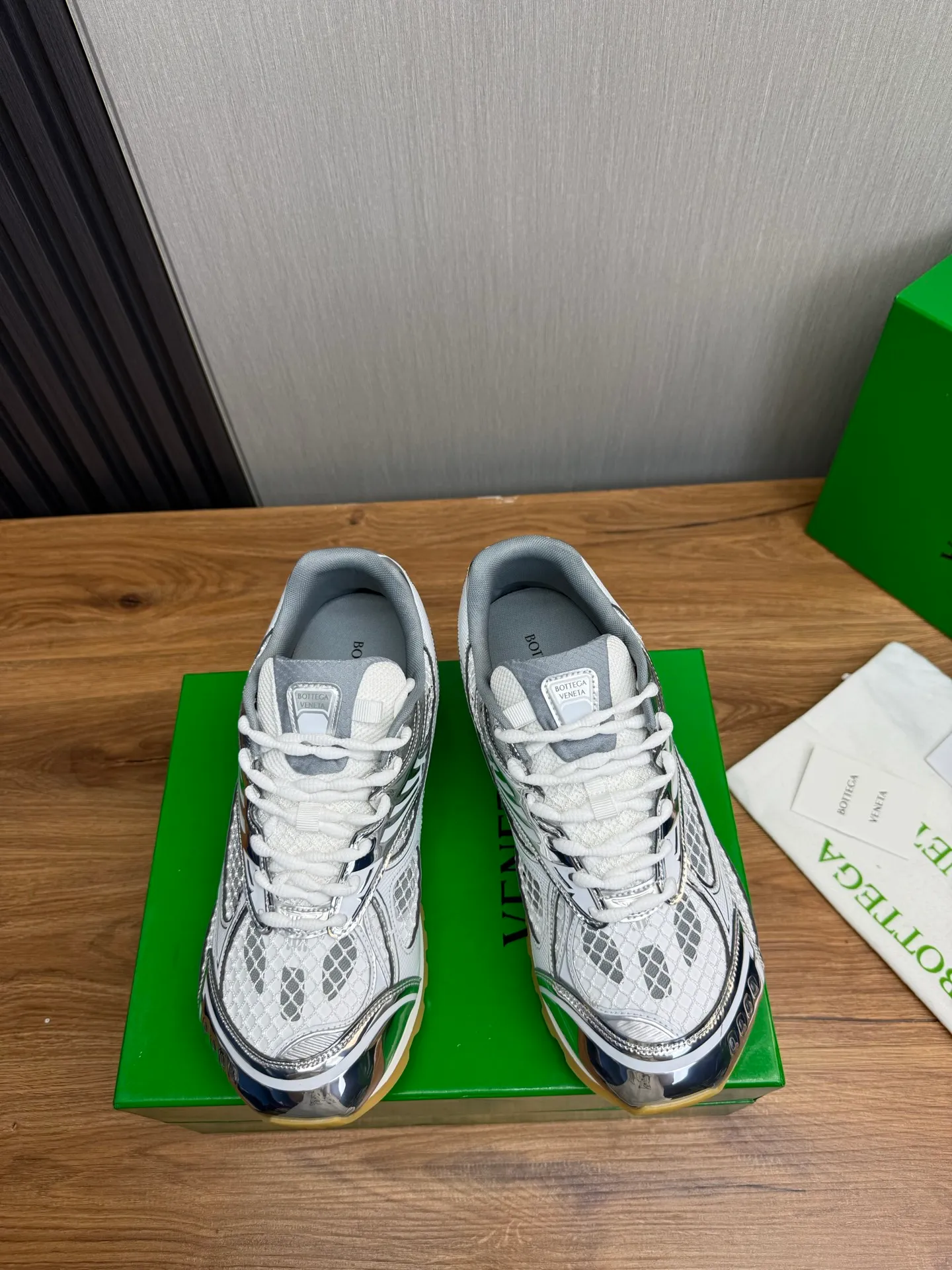 Men's men's shoes 💰620💰 BV top version 𝘽𝙊𝙏𝙏𝙀𝙂𝘼 𝙑𝙀𝙉𝙀𝙏𝘼 Orbit sneakers Wang Yibo same style couple style dad shoes 🩷💚 Runner sneakers, made of lightweight technical mesh fabric. Features a geometric patterned rubber outsole. Pay attention to the package craftsmanship ❕ High version shipping ❗️ Very nice, durable to play with and durable to make ✔️ Standard version 💯💯 The outsole is made of color-blocked TPU outsole. Women’s model 35-41 (40 41 customized) Men’s model 39-46 (45.46 customized) Equipped with original packaging